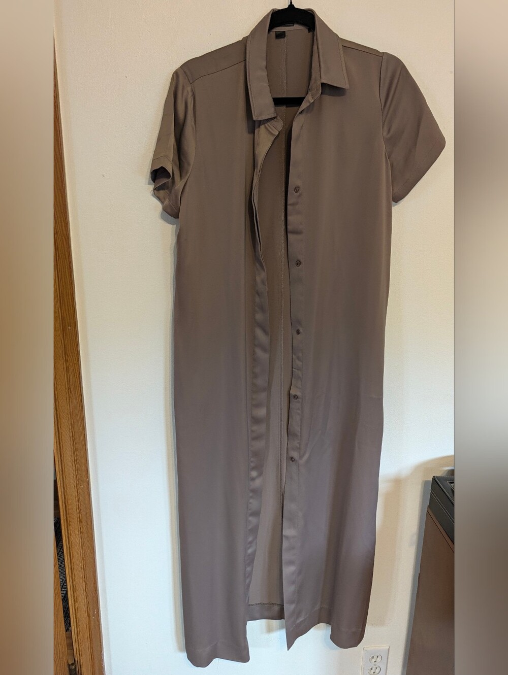 RUDSAK Taupe Short-Sleeve Button-Down Long Shirt Dress